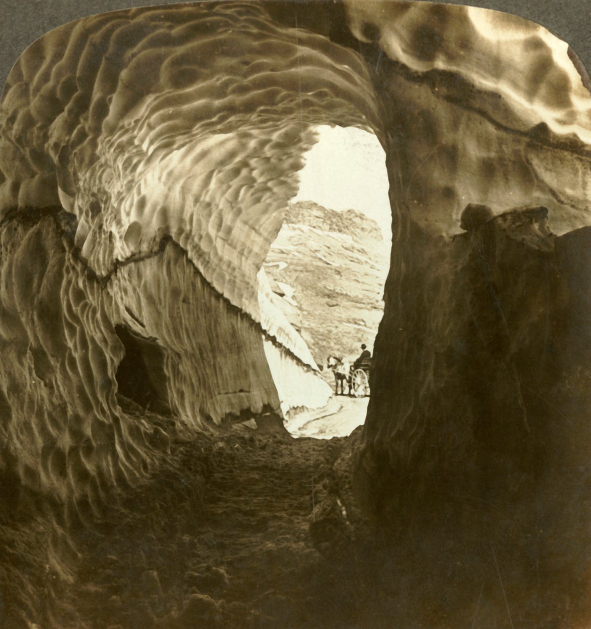 Ser gennem en sne-tunnel på en midsommerrejse over Dyreskard Pass, Norge., c1905. af Unbekannt