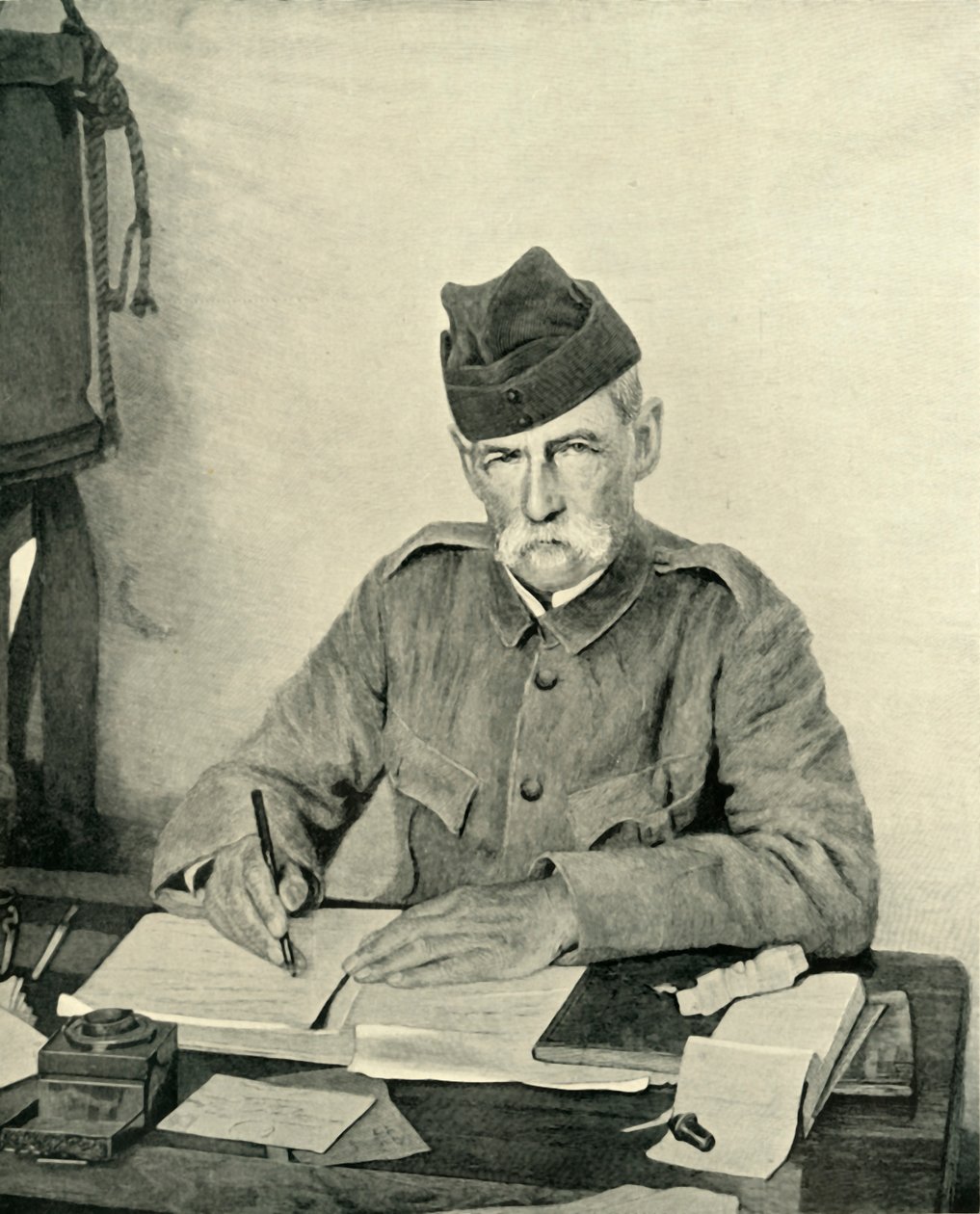 Lord Roberts skriver i sit telt, c1900, 1901. af Unbekannt