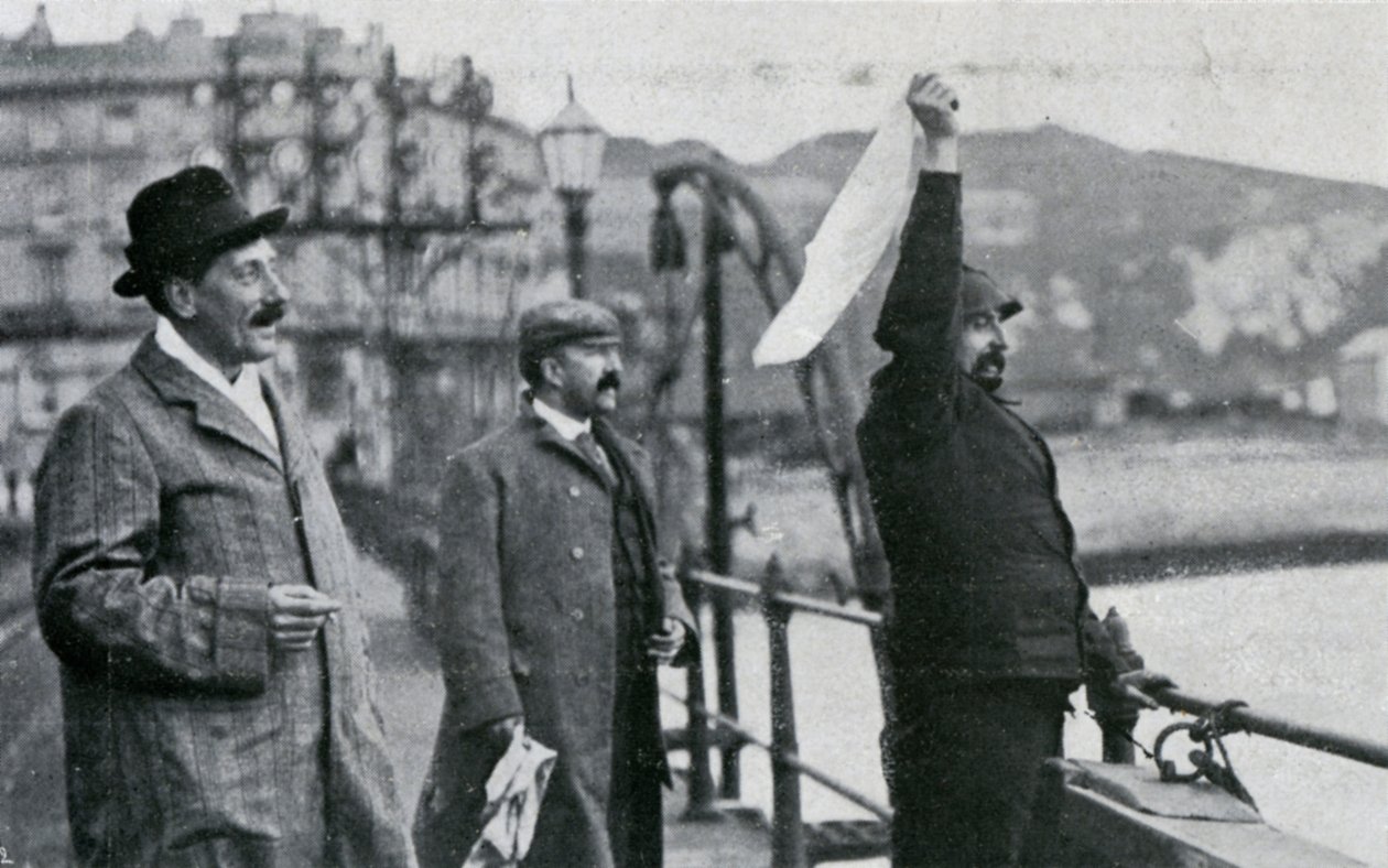 Louis Blériot på molen ved Dover efter sin flyvning over Den Engelske Kanal, 25. juli 1909 af Unbekannt