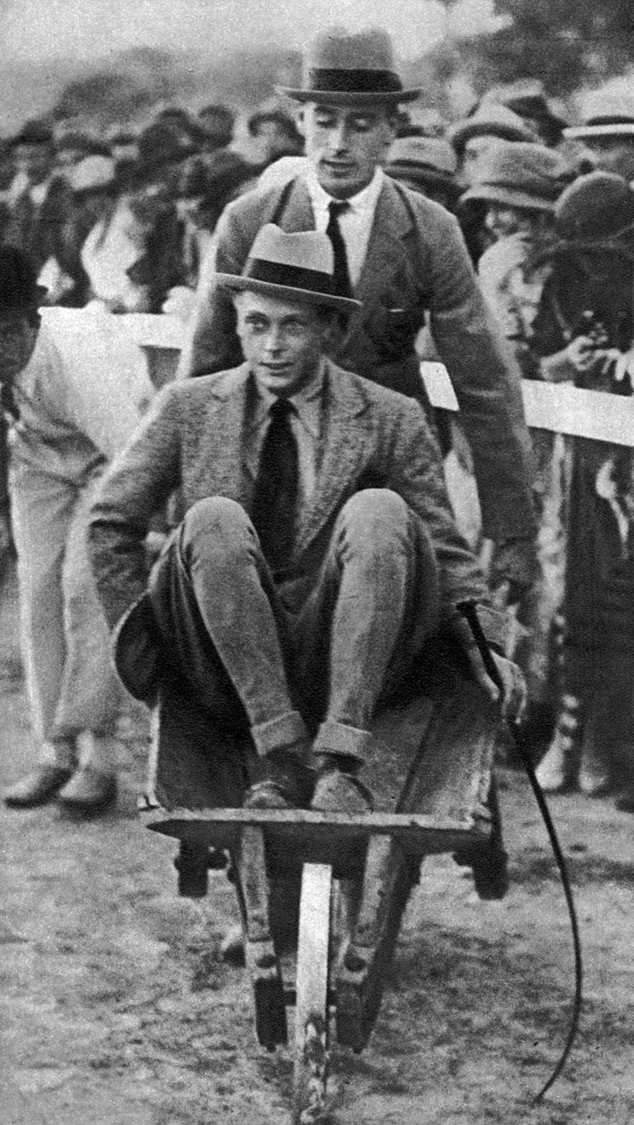 Louis Mountbatten kører sin fætter, prinsen af Wales, ved en gymkhana på Malta, 1936 af Unbekannt