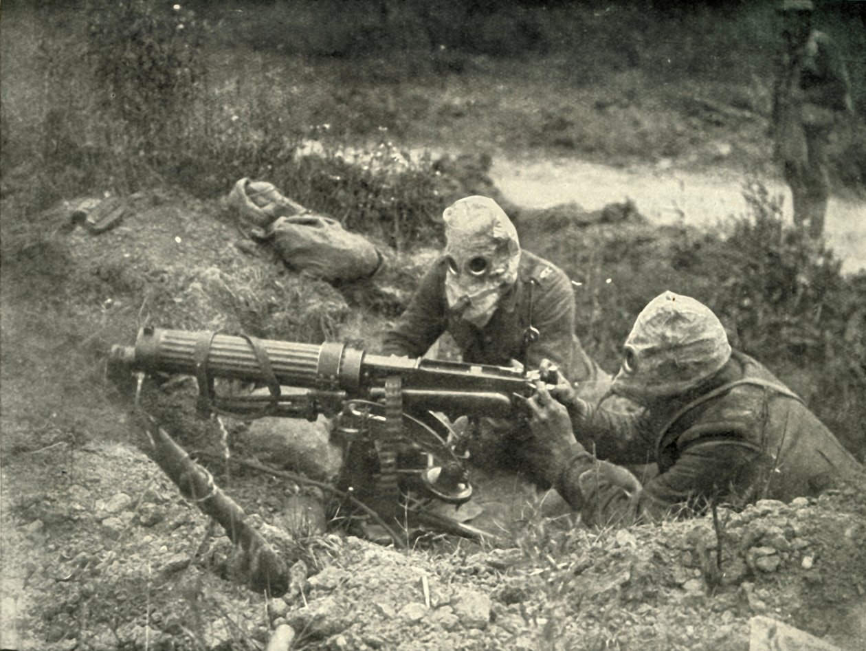 Maskinpistoler i aktion med deres gashjelme, 1919. af Unbekannt