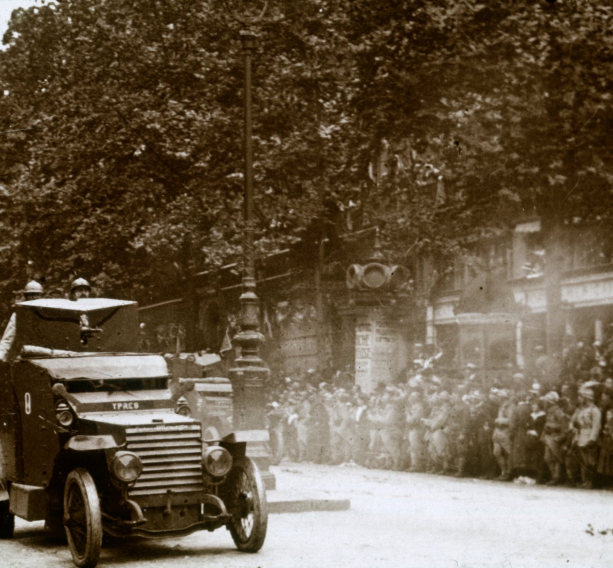 Maskingevær monteret i pansret køretøj, sejrsparade, c1918 af Unbekannt