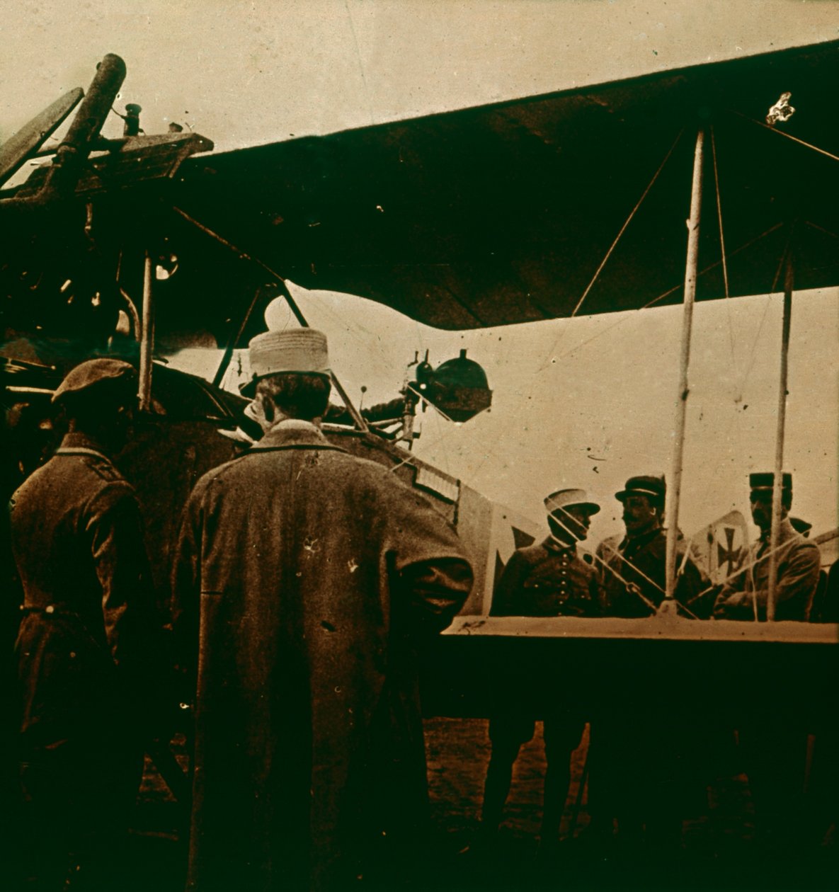Maskingevær monteret på en biplan, udstødning mod toppen, c1914-c1918 af Unbekannt