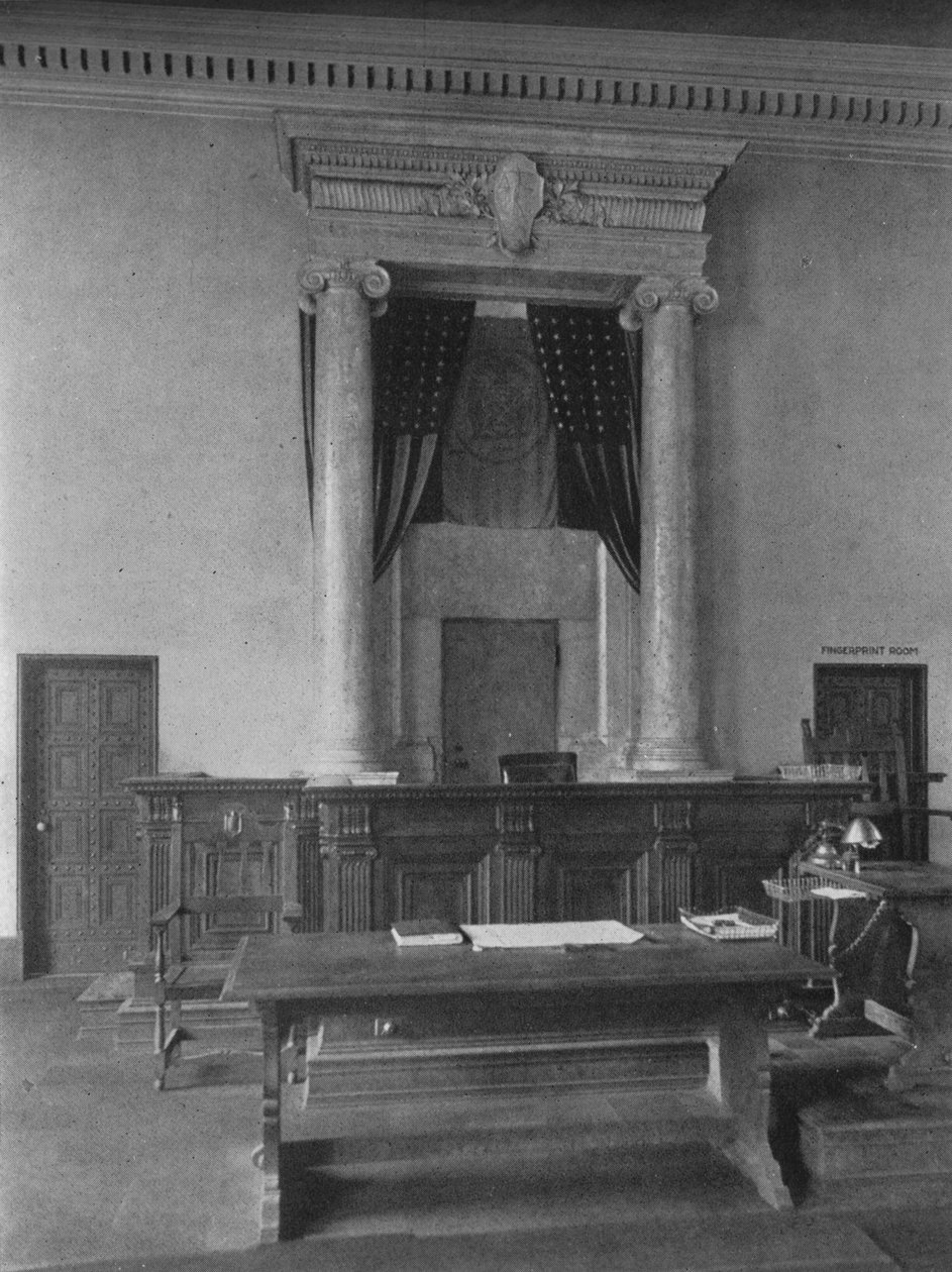 Dommerens skrivebord i retslokalet, Third District Court, New York City, 1924 af Unbekannt