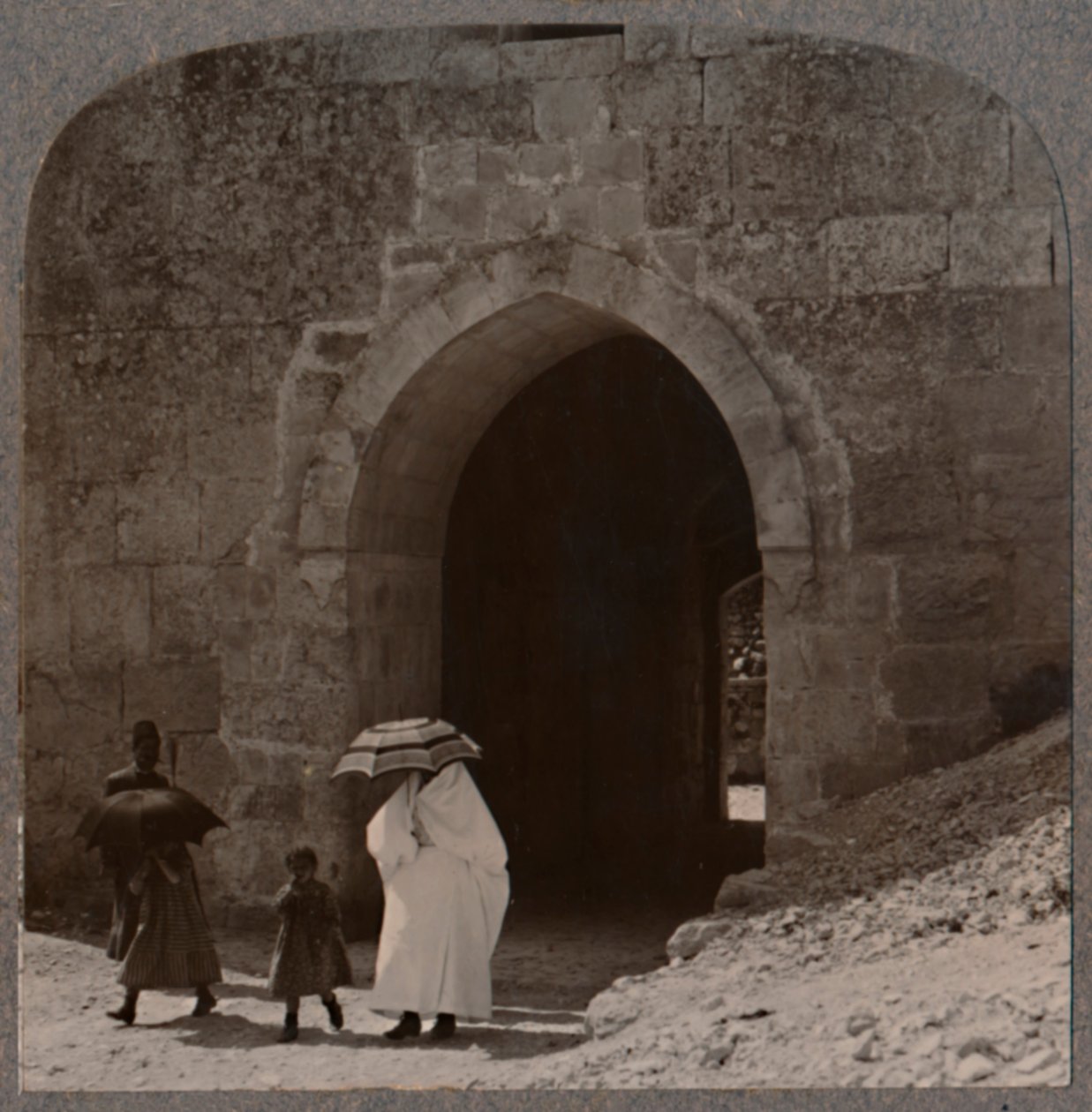 Mahommedanske kvinder på vej ind i Jerusalem ved Herods Port, ca. 1900 af Unbekannt