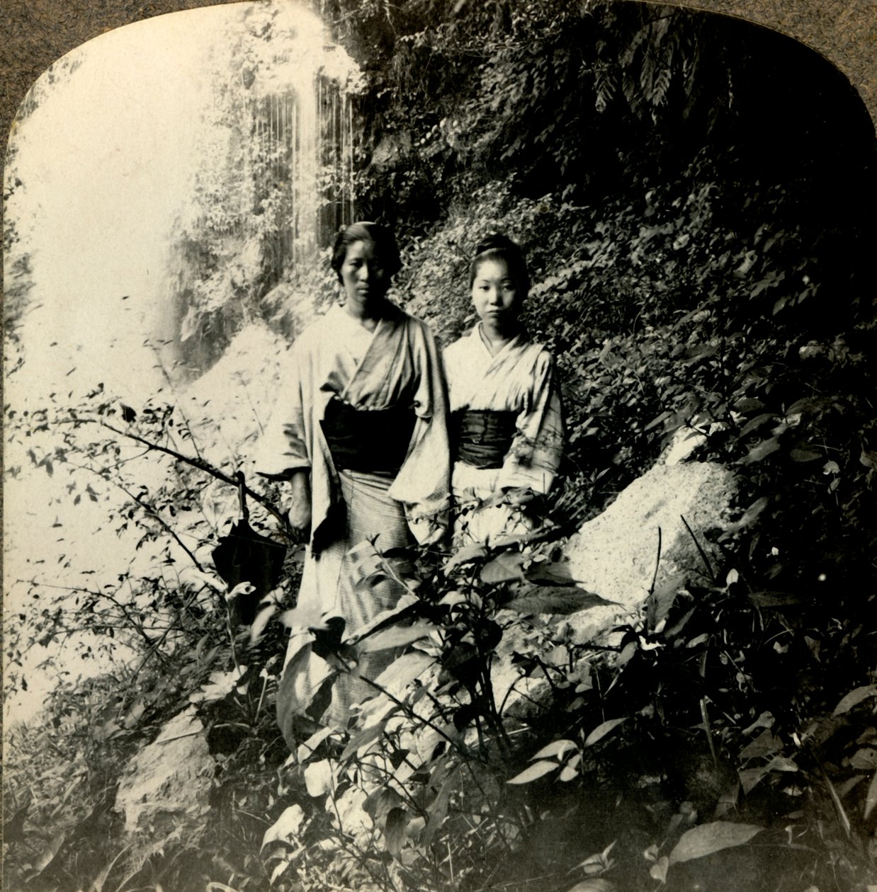 Maidens of the Land of the Rising Sun, under Kogijoku-vandfaldene..., c1900. . af Unbekannt