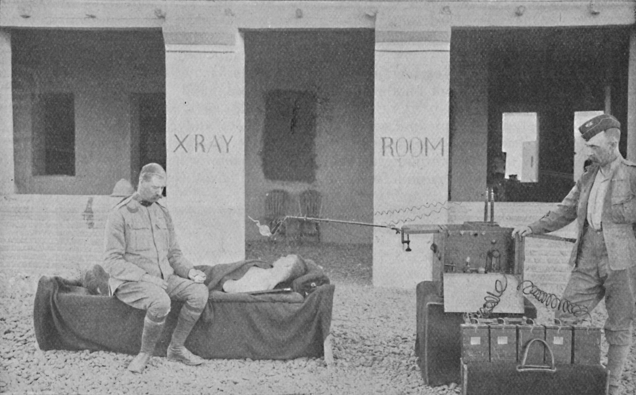 Major Battersby og hans ordensmand tager et røntgenbillede i Soudan, c1890, 1910 af Unbekannt