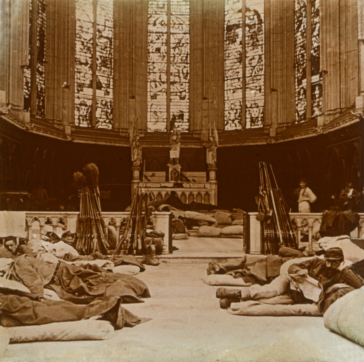 Provisorisk kaserne i en kirke, Marne, Nordfrankrig, 1914. af Unbekannt