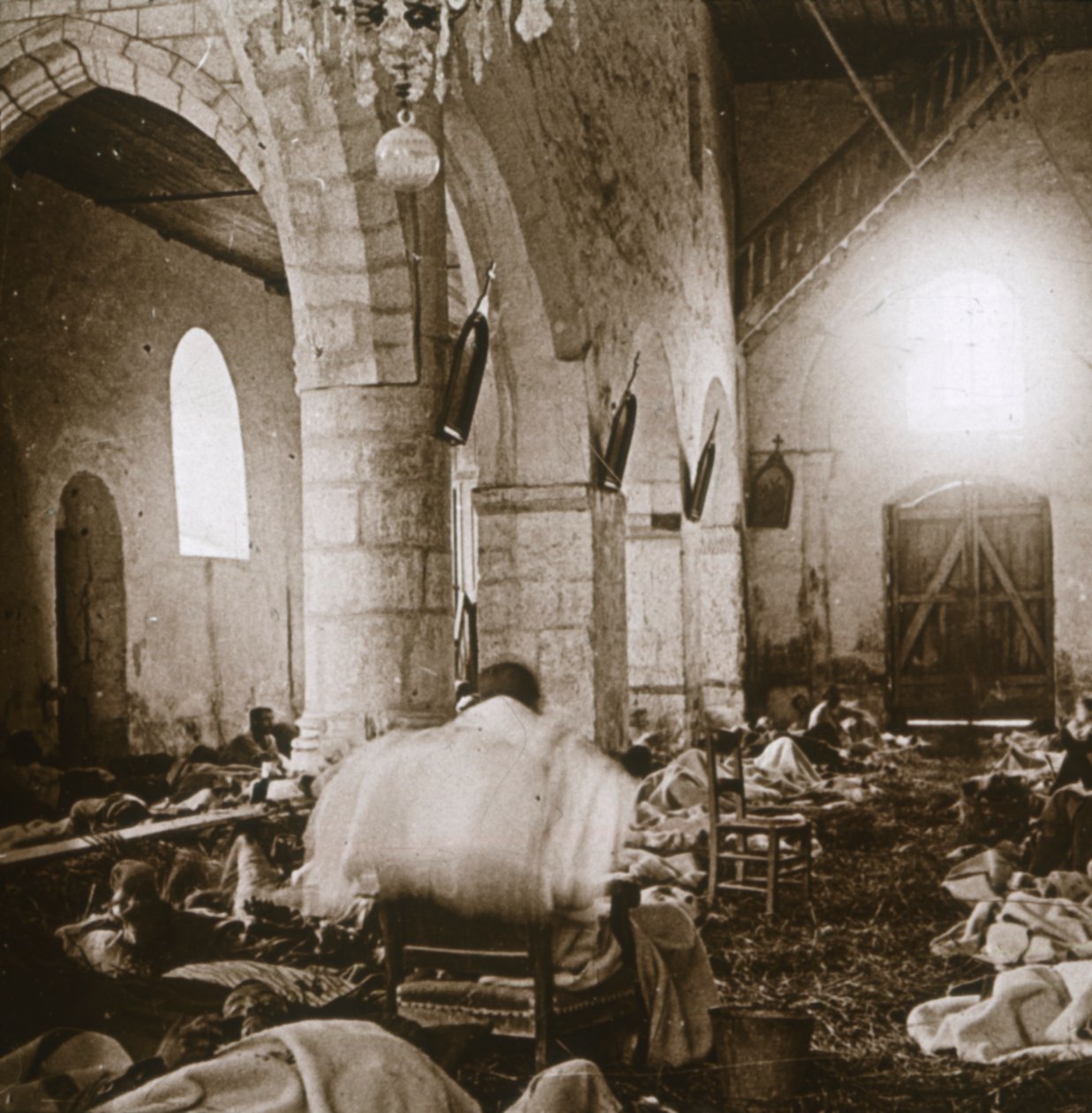 Provisorisk hospital i en kirke, Marne, Nordfrankrig, 1914 af Unbekannt
