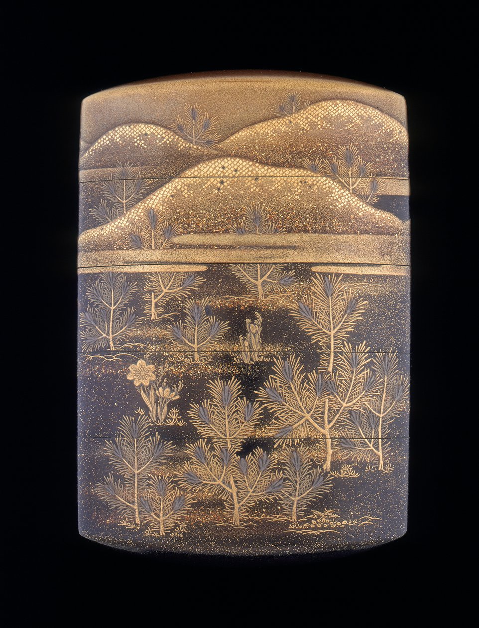 Makie lak inro dekoreret med stiliserede fyrretræer og bakker, sen Edo periode, Japan, 1750-1850 af Unbekannt
