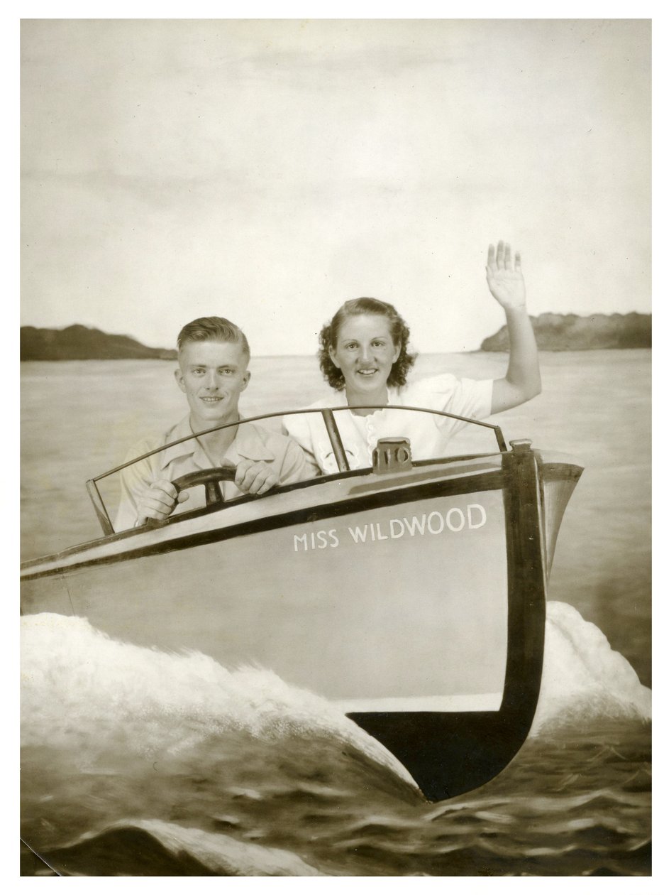 Mand og kvinde i en båd kaldet "Miss Wildwood" ca. 1940(foto) af Unbekannt