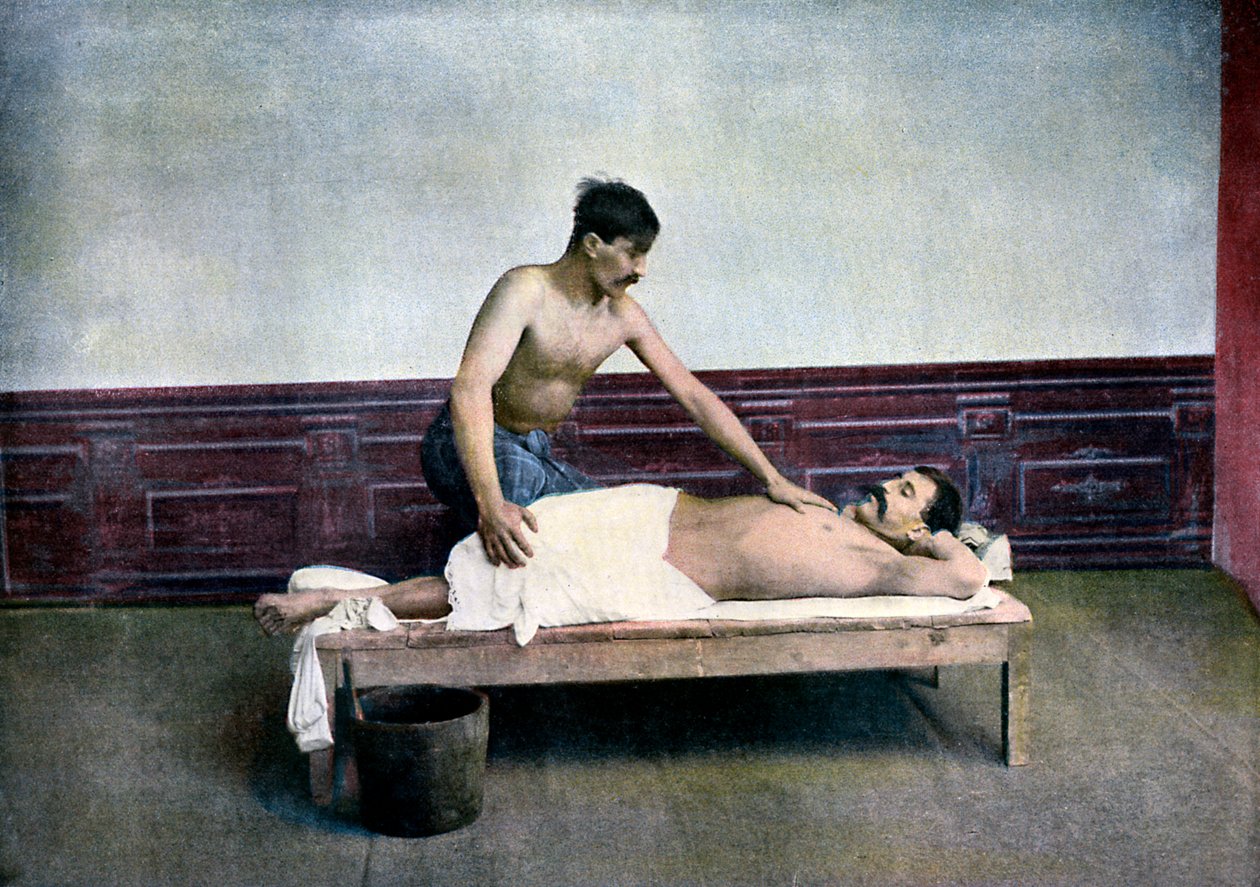 Mand, der får massage i badehuset, c1890 af Unbekannt