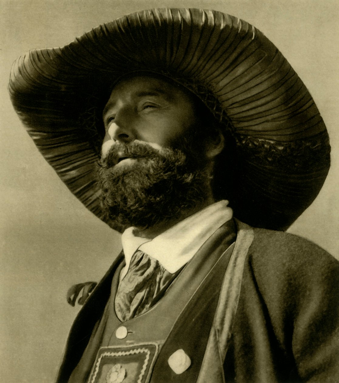 Mand i traditionel dragt, Tyrol, Østrig, c1935. af Unbekannt