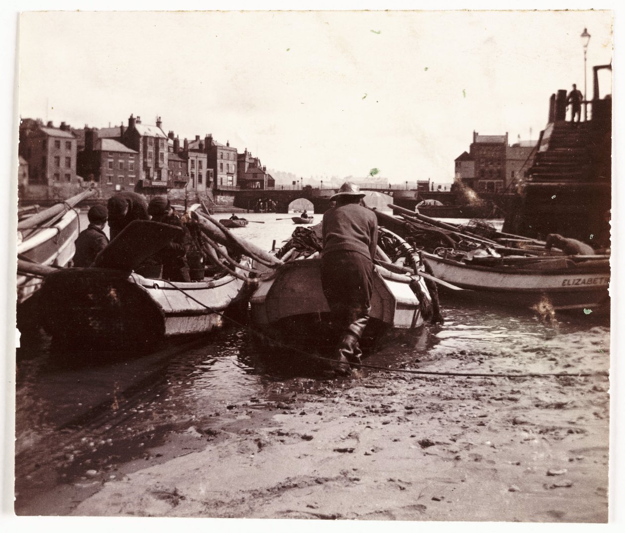 Mand, der søsætter en fiskerbåd, Whitby Harbour, c 1901 af Unbekannt