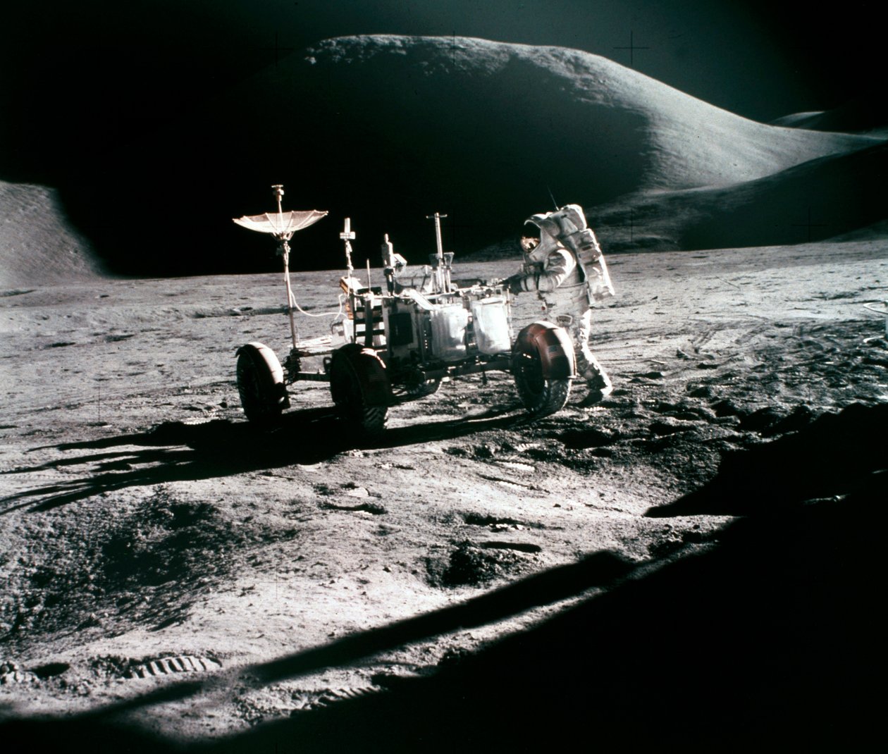 Bemandet rumflyvning, USA, Apollo 15 Apollo 15-astronaut James Irwin, med Lunar Rover af Unbekannt