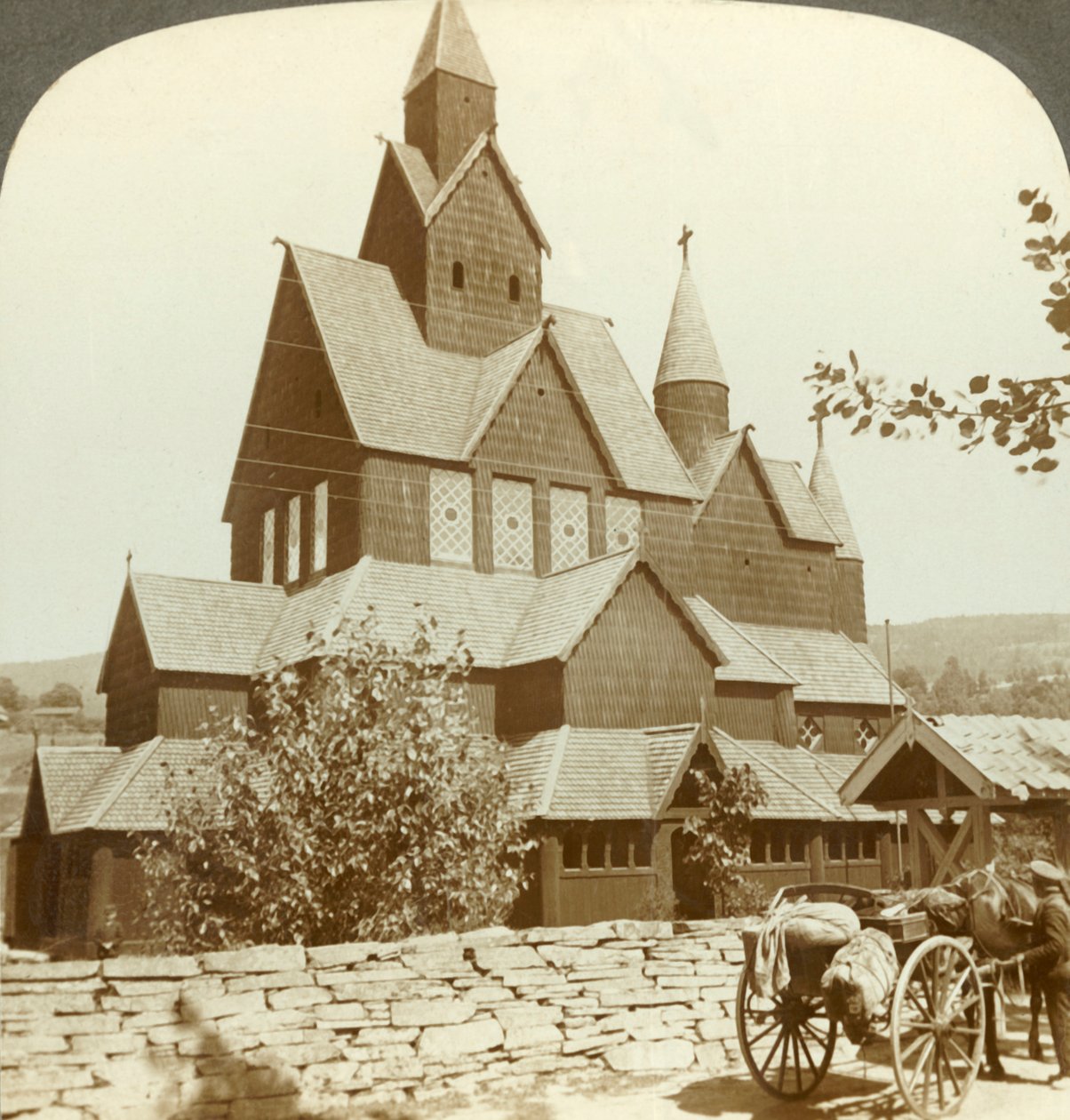 Mange gavle trækirker med arkade og tårne fra det 12. århundrede, Hitterdal, Norge, c1905. af Unbekannt