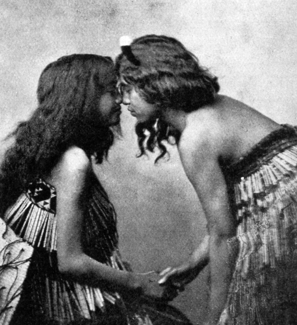 Maori-piger gnider næser, c1920 af Unbekannt