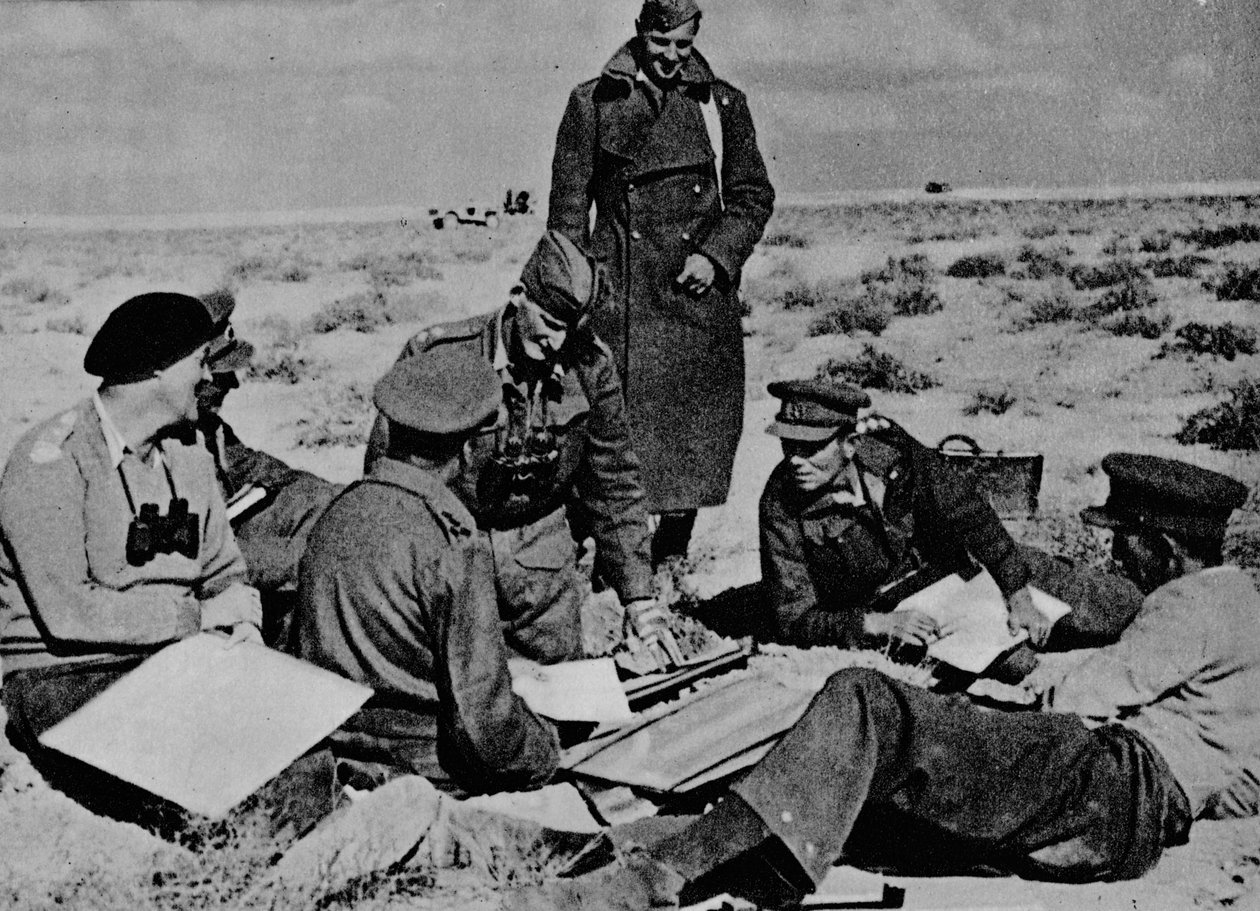 Kort og planer er spredt på sandet, 1942 1944 af Unbekannt
