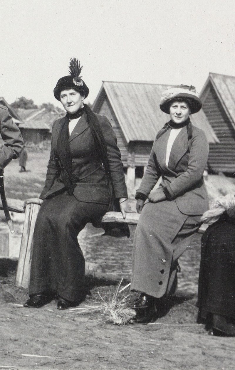 Maria Evgenyevna Golovina, sekretær for Rasputin højre og Julia Alexandrovna Den, 1912-1913 af Unbekannt