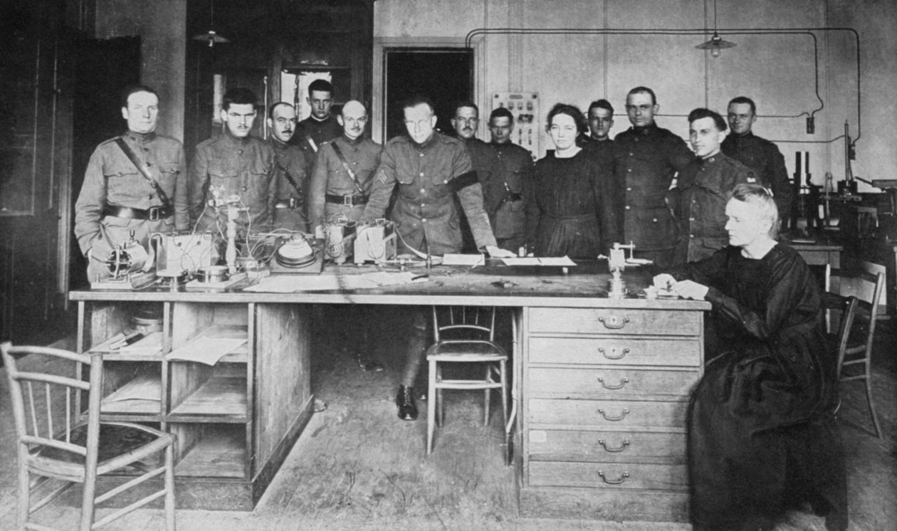 Marie Curie, polskfødt fransk fysiker, ved Institut for Radium, Paris, 1919 af Unbekannt