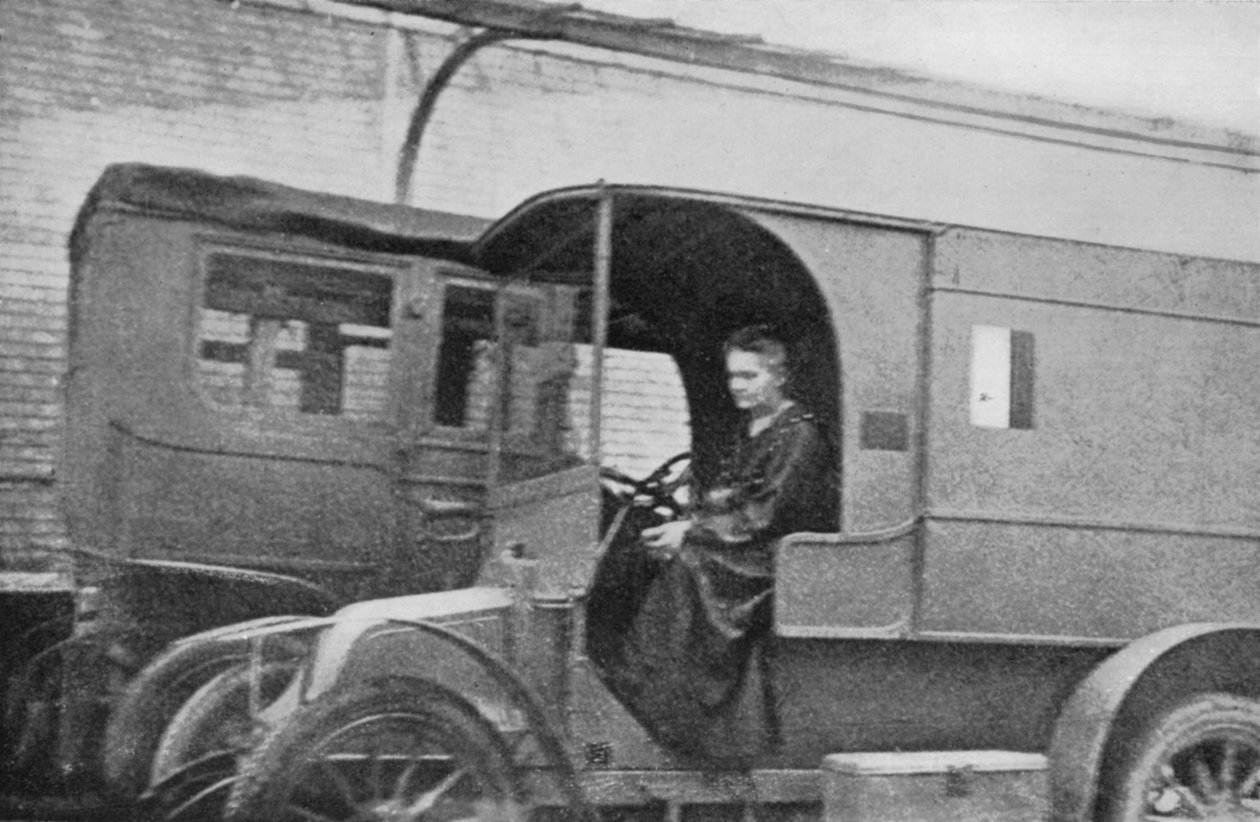 Marie Curie, polskfødt fransk fysiker, kører en bil omdannet til en radiologisk enhed, 1914 af Unbekannt