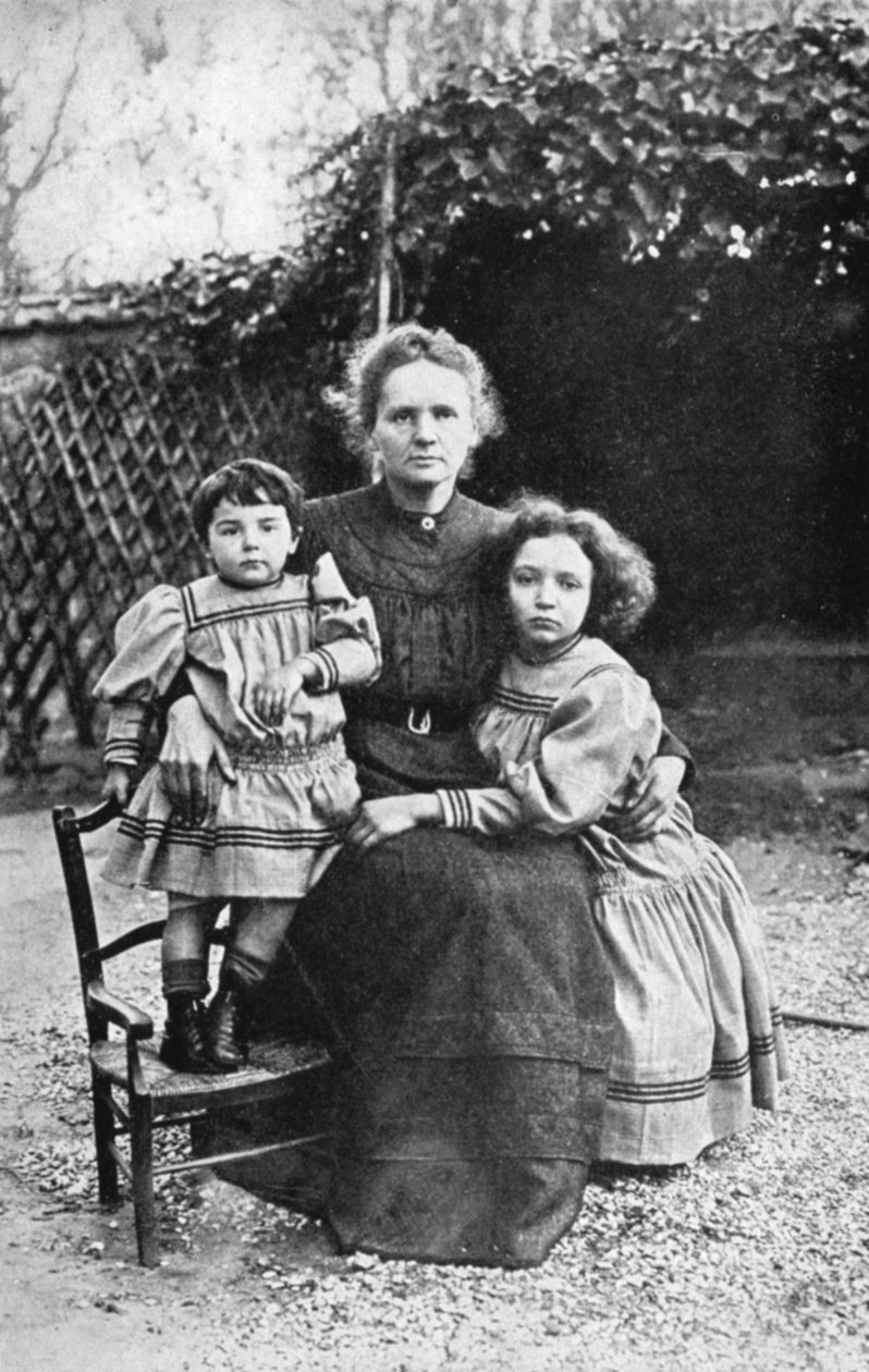 Marie Curie, polskfødt fransk fysiker, med sine døtre Eve og Irene, 1908 af Unbekannt