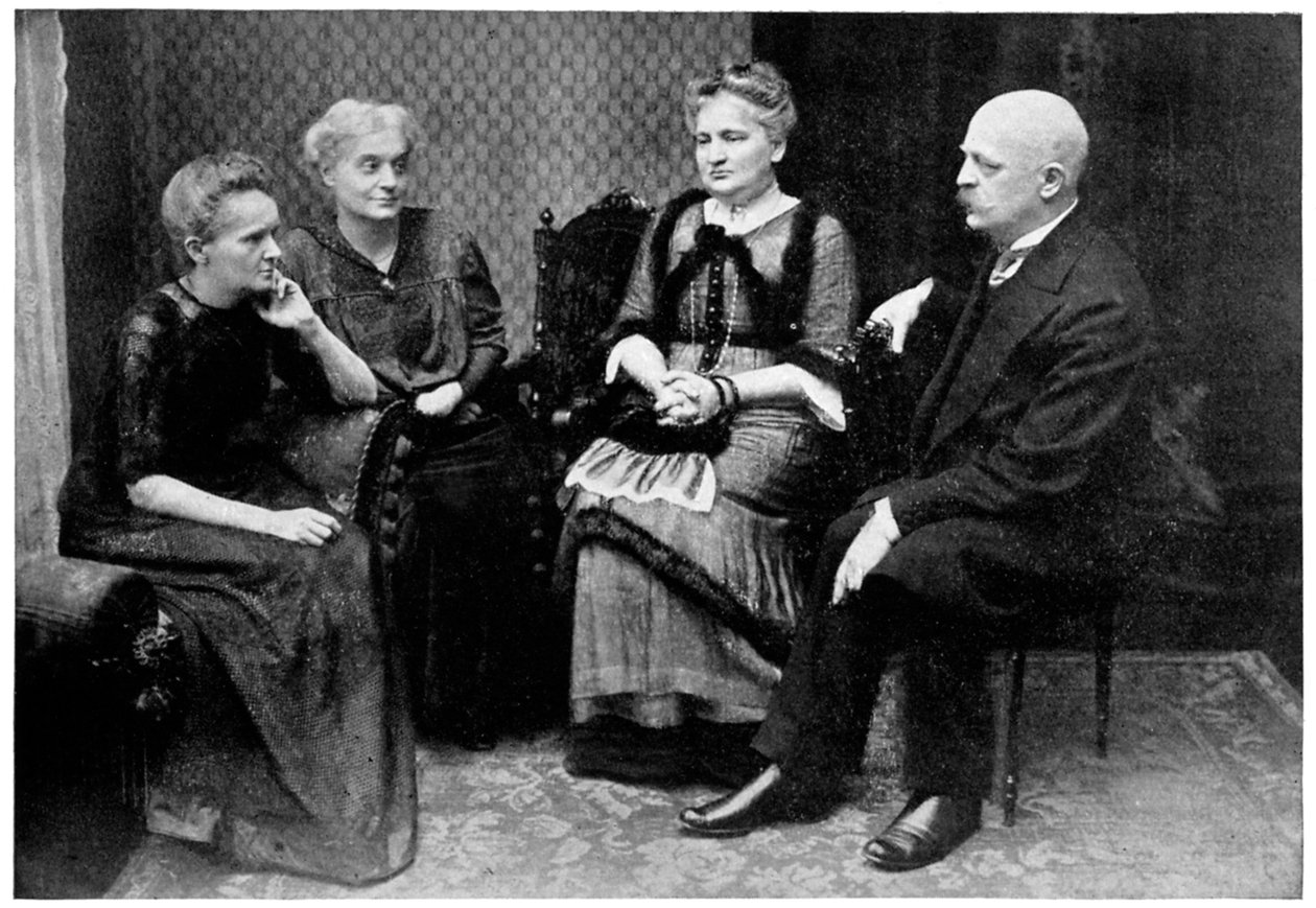 Marie Curie, polskfødt fransk fysiker med medlemmer af sin familie i Warszawa, Polen, 1912 af Unbekannt