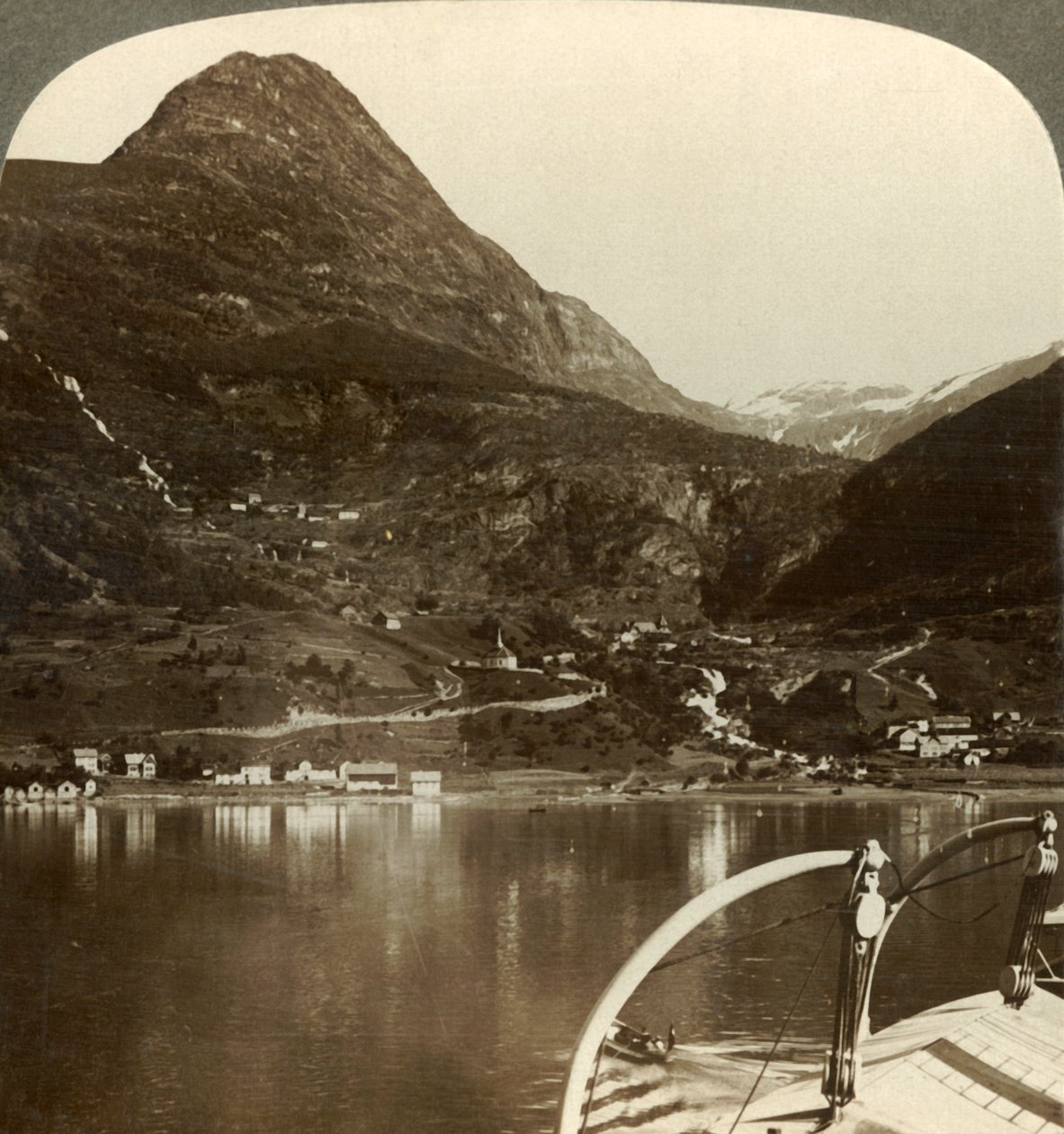 Marok og kæmpehøjderne bagved, S.S.E. fra Geirangerfjord, Norge, c1905. af Unbekannt