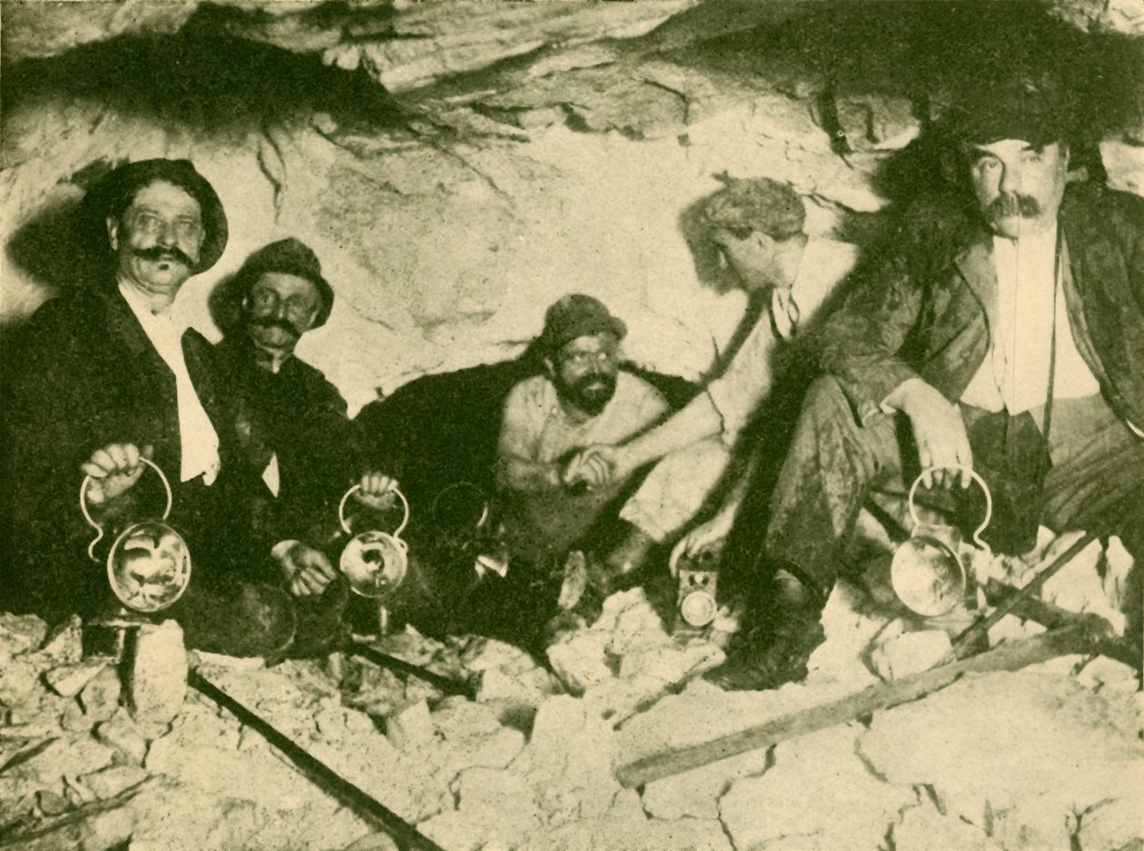 Møde mellem de to kedelige parter ved den endelige gennemboring af Lotchberg-tunnelen, c1930. af Unbekannt