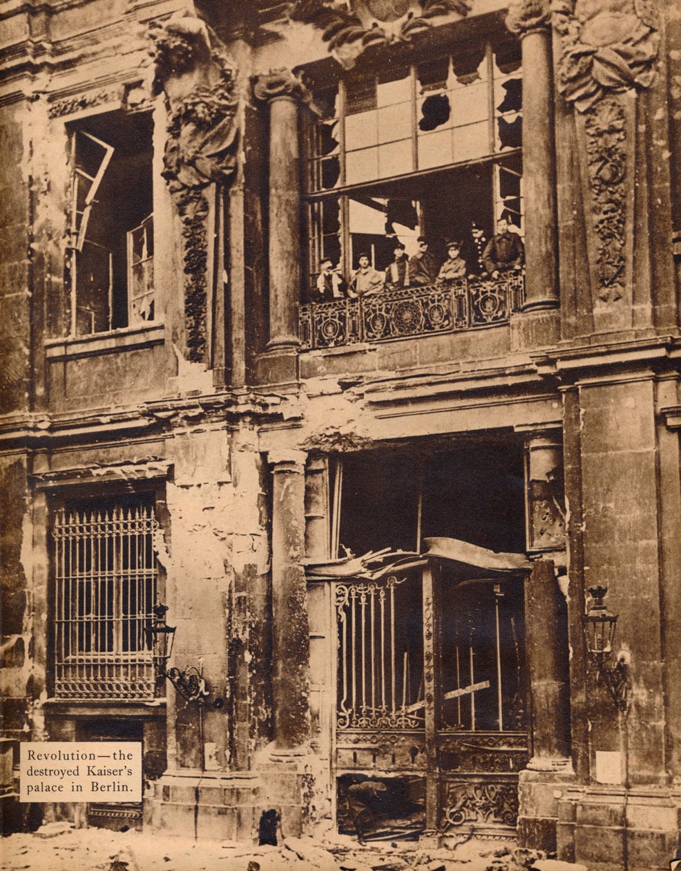 Medlemmer af Peoples Marine Division på Balkonen af City Palace, december 1918, 1918, 193 af Unbekannt