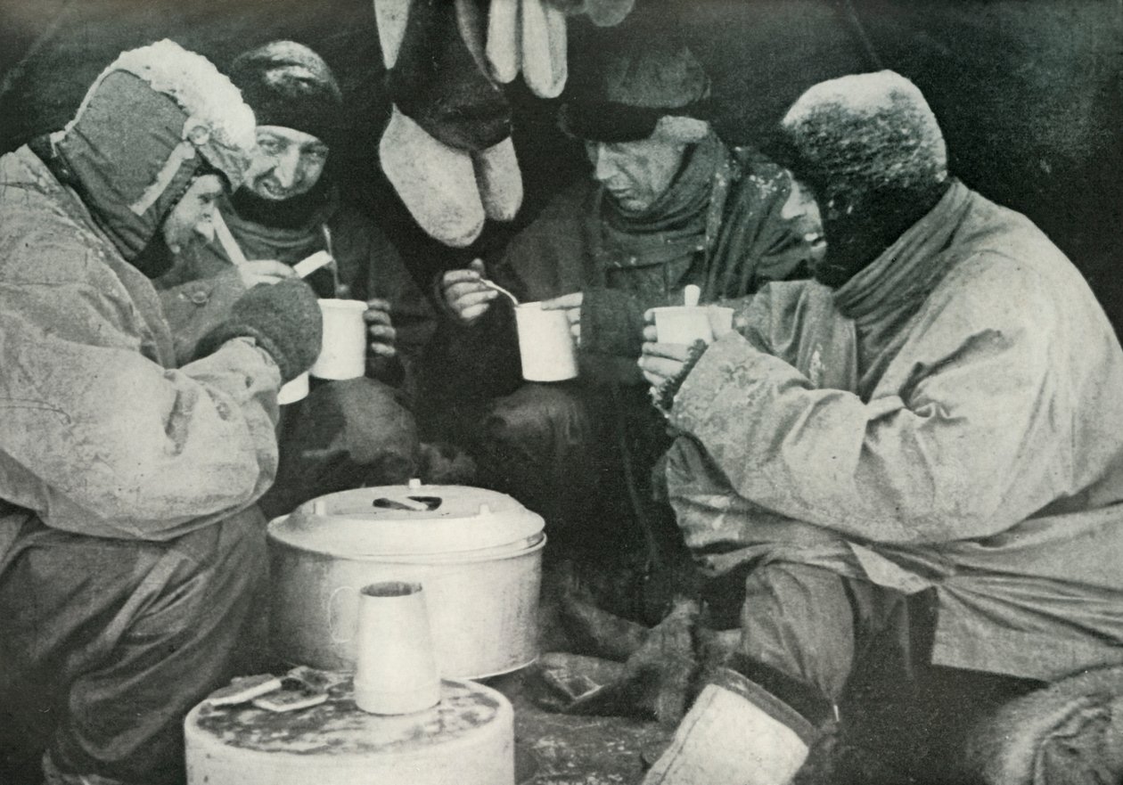 Medlemmer af Polarpartiet spiser et måltid i lejren, c1911, 1913 af Unbekannt