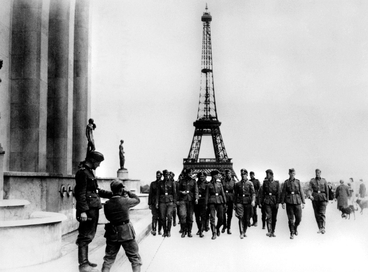 Members of the SS visiting the Eiffel Tower, Paris, July 1940dani af Unbekannt