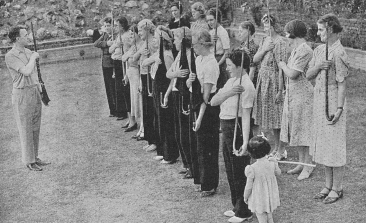 Medlemmer af Womens Volunteer Defence Corps bliver trænet i riffeløvelse, Anden Verdenskrig, 1940 af Unbekannt