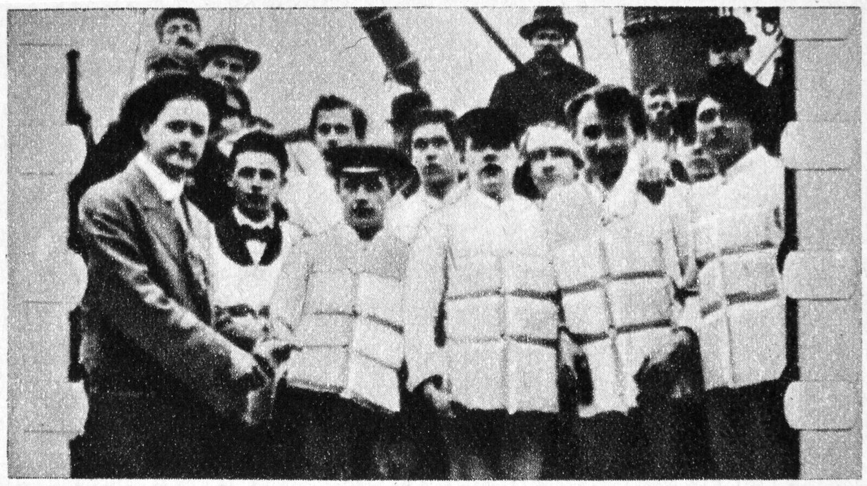 Medlemmer af besætningen på Titanic i deres redningsveste, 1912 af Unbekannt