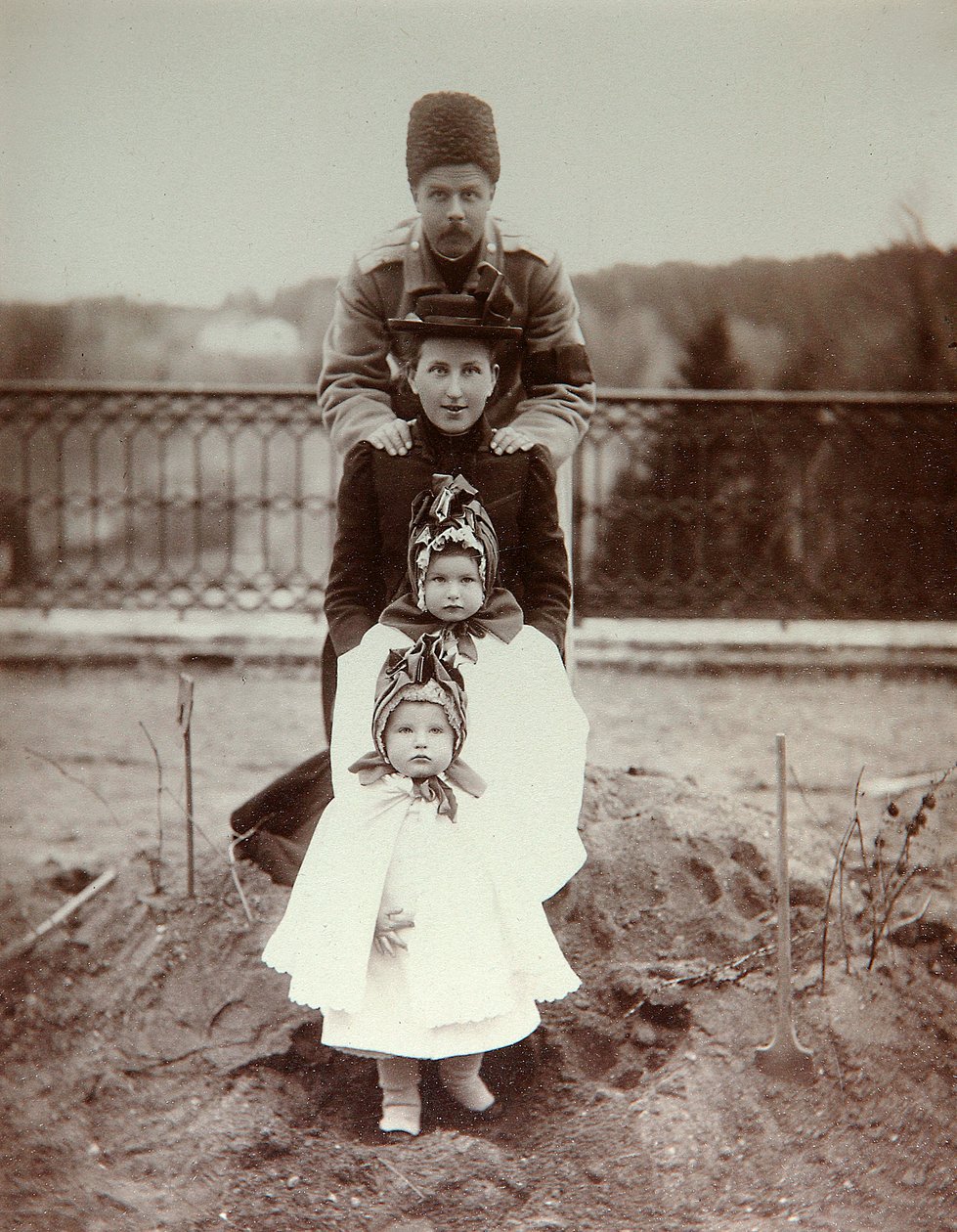Medlemmer af hertug Fjodor Uvarovs familie på deres landejendom, Porechye, Rusland, 1880