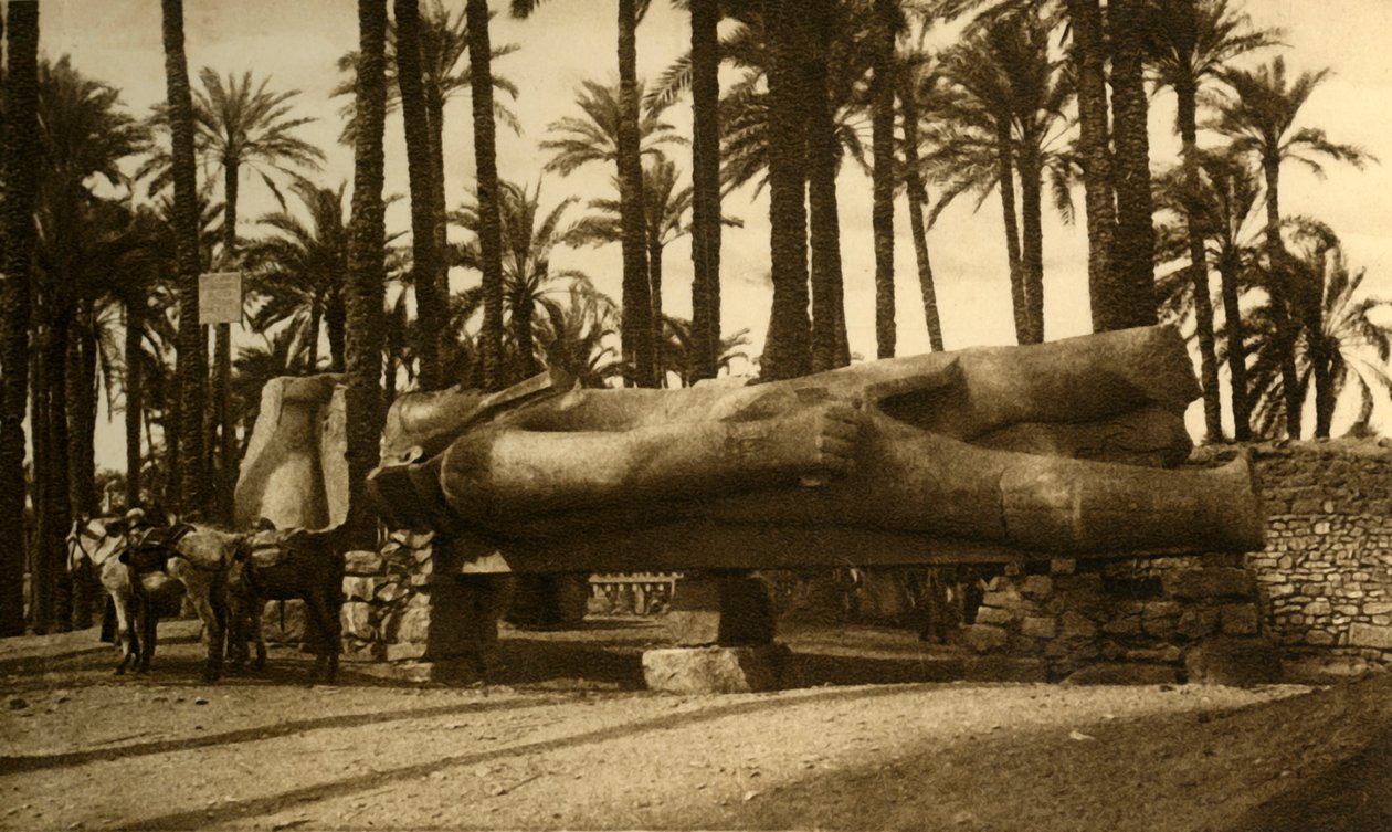 Memphis - Den kolossale statue af Ramses II, c1918-c1939. af Unbekannt
