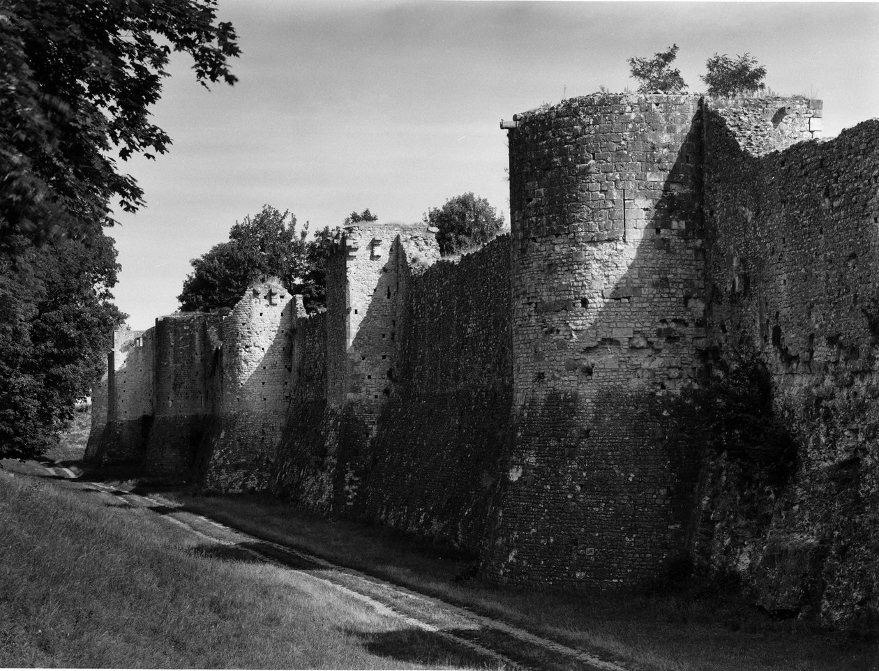Militær arkitektur: murene i middelalderbyen Provins (Seine og Marne) bygget mellem det 11. og 13. århundrede. af Unbekannt