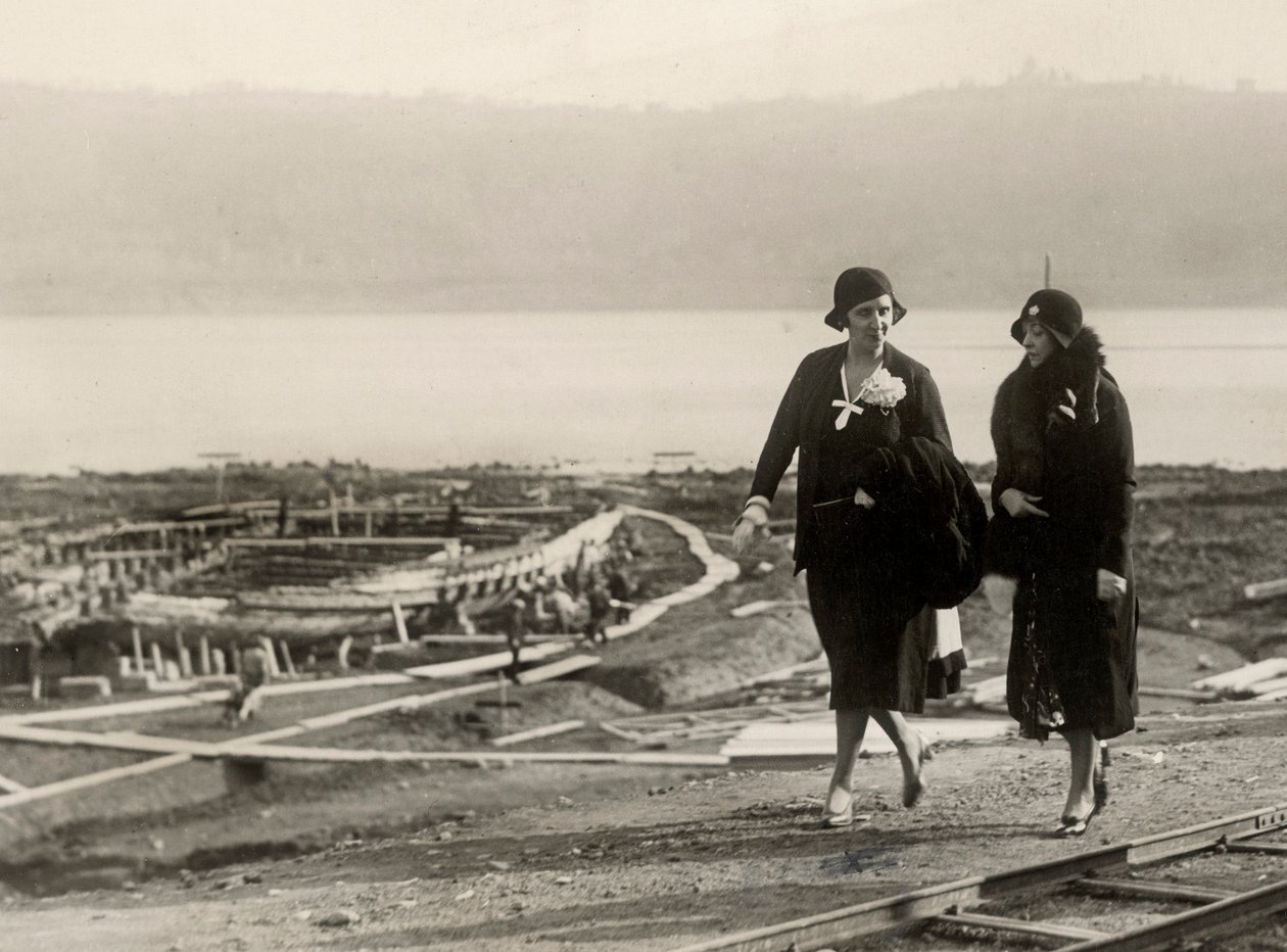 Millicent Veronica Willison, hustru til William Randolph Hearst, besøger arbejdet for genopretning af antikke romerske skibe fra Nemi-søen, ca. 1930 (s/h-foto) af Unbekannt