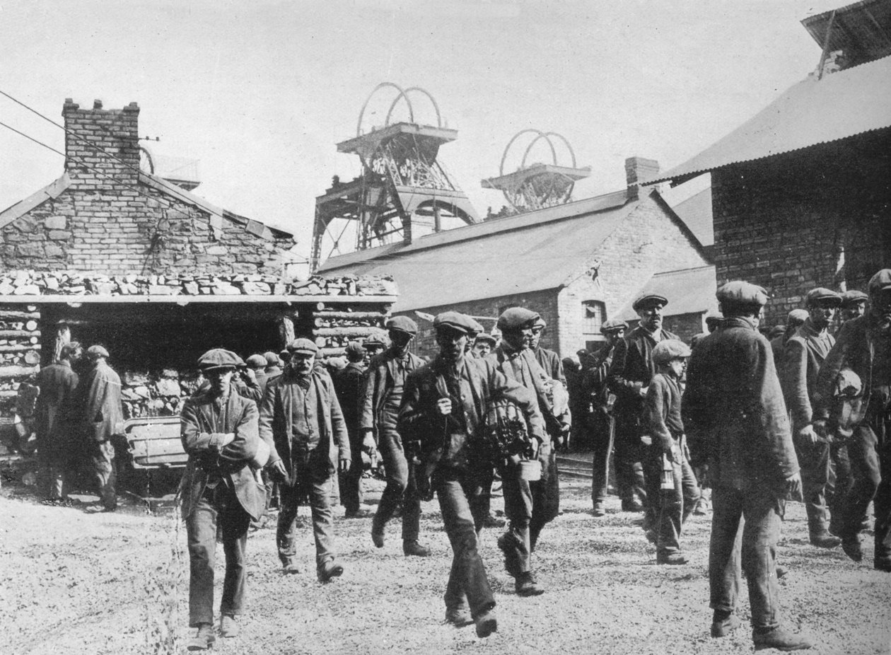 Minearbejdere forlader graven efter udløbet af deres strejkevarsler, 1915 af Unbekannt