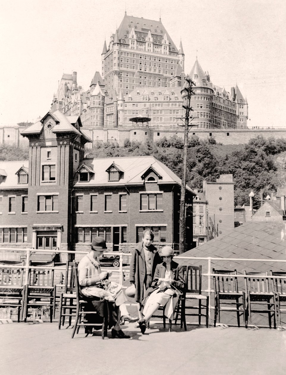Miss Simpson & Jeane på dækket af Steamboat, Lisle dOrleans, Quebec Wharf, 1926 af Unbekannt