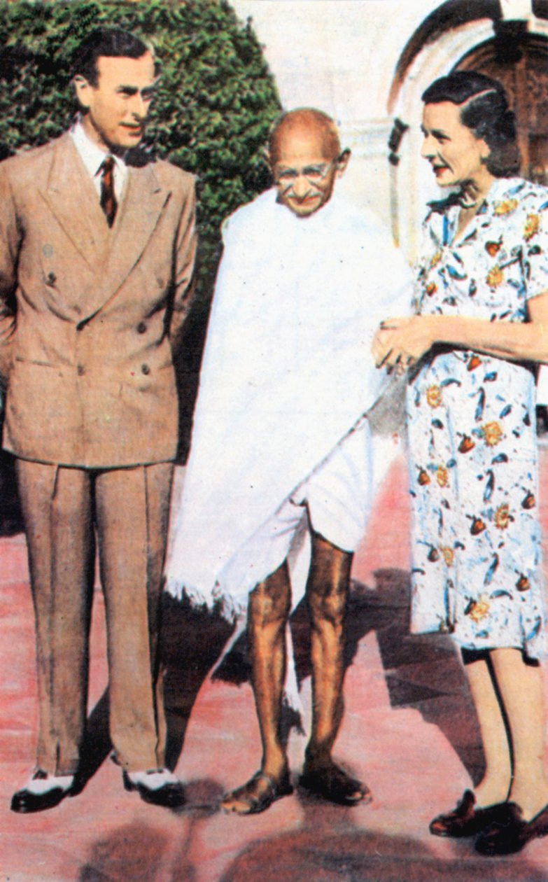 Mohandas Karamchand Gandhi 1869-1948, stående mellem Lord og Lady Mountbatten af Unbekannt