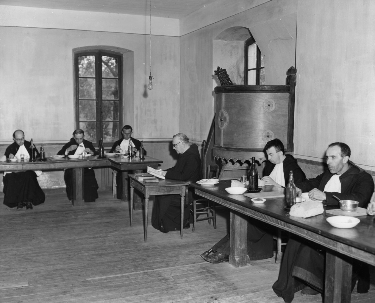 Munke til middag i refektoriet, Asile St. Leon, Frankrig, c1947-1951 af Unbekannt
