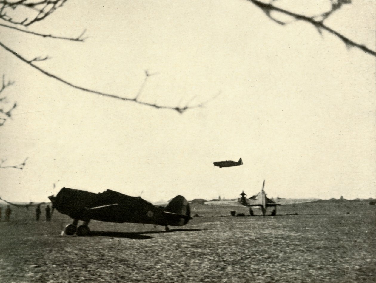 Morane 406 på Vassincourt Aerodrome med den franske Curtiss Hawk og Hurricane, 1939-1940, 1941. af Unbekannt