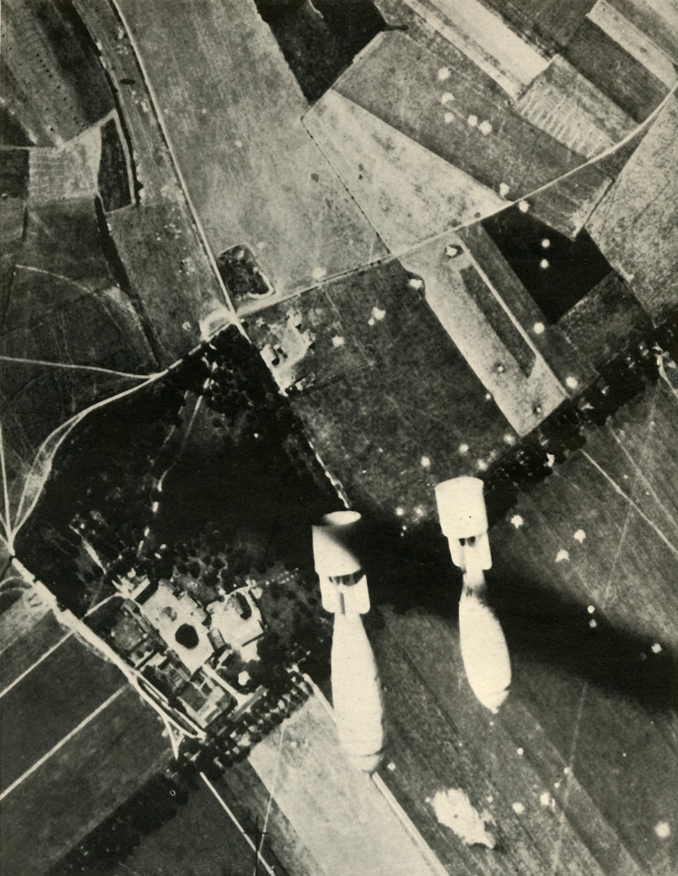 Flere britiske bomber på en fjende-holdt flyveplads, 1939-1940, 1941. af Unbekannt