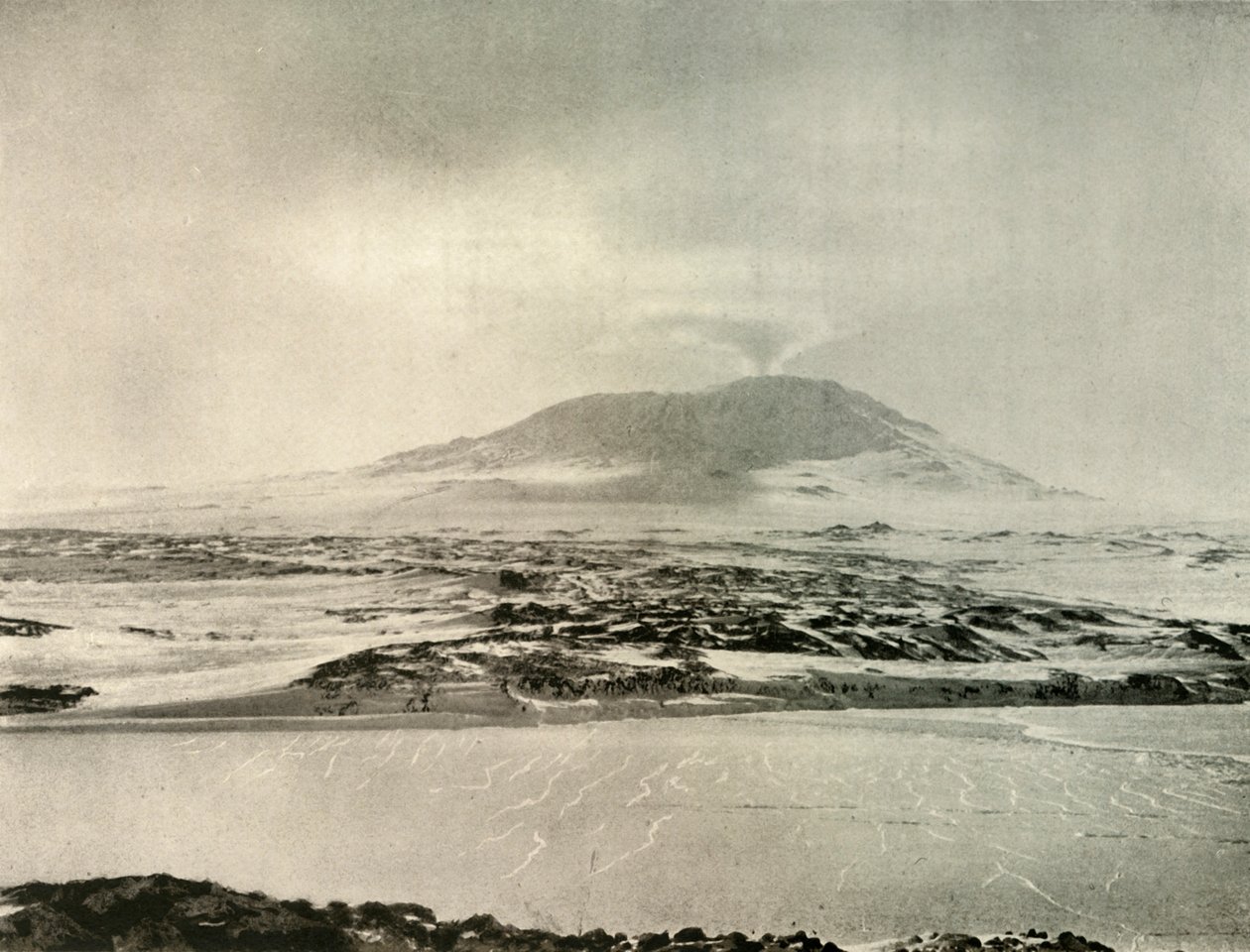 Mount Erebus i udbrud den 14. juni 1908, 1909 af Unbekannt