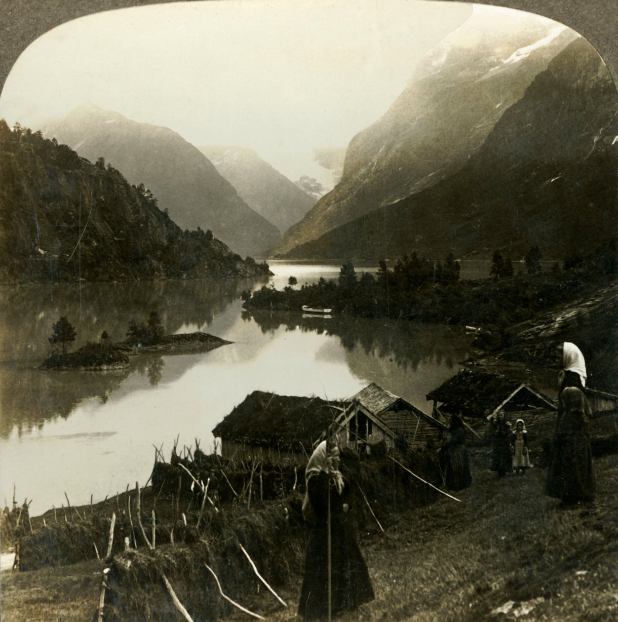 Loen-søen med bjergvægge - uovertruffen i skønhed og storhed - fra Seten-gården, Norge, c1905. af Unbekannt