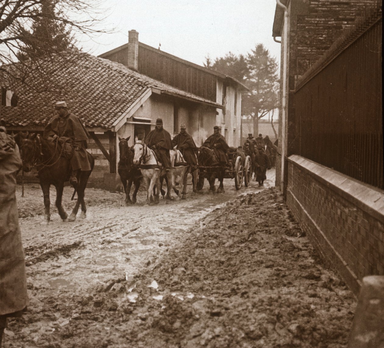 Beredne franske soldater med artilleri, c1914-c1918 af Unbekannt