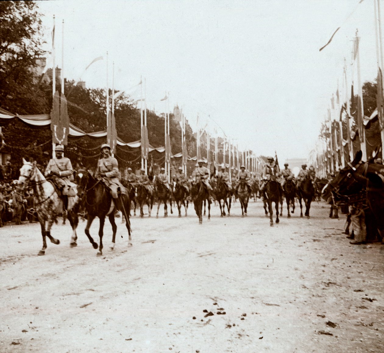 Beredne officerer, sejrsparade, Paris, Frankrig, c1918-c1919 af Unbekannt