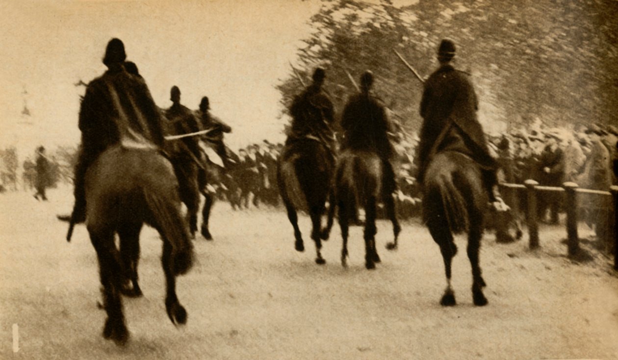 Beredet politi med stafettopladning marchere, middeltest-protester, Hyde Park, London, 1932, 1933. af Unbekannt