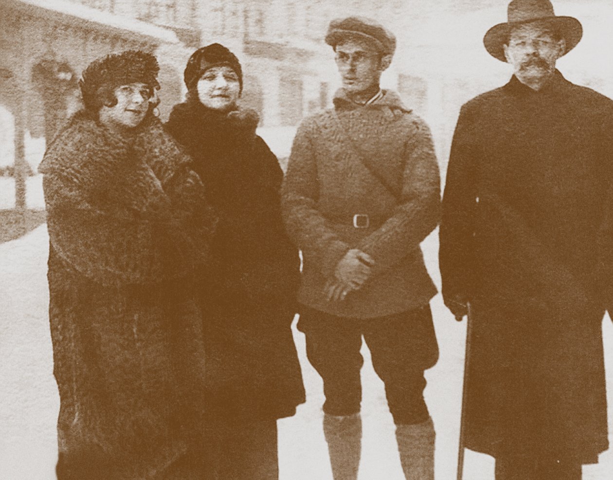 Moura Budberg anden fra venstre med Maxim Gorky til højre, ca. 1920 af Unbekannt